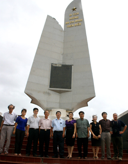 Hội nhà báo Hải Phòng và Hội nhà báo Hòa Bình trước tượng đài kỷ niệm nơi xuất phát của đoàn 