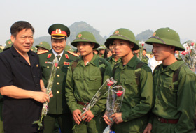 Đồng chí Hoàng Việt Cường, Bí thư Tỉnh ủy động viên các tân binh lên đường nhập ngũ năm 2010
