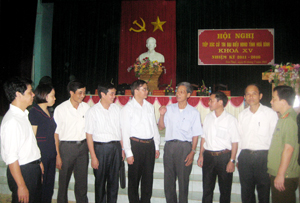 Các đại biểu HĐND tỉnh khóa XV tiếp xúc cử tri huyện Yên Thủy.