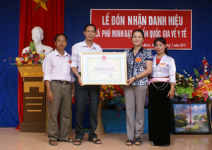Lãnh đạo UBND huyện Kỳ Sơn trao bằng công nhận xã đạt chuẩn Quốc gia về y tế cho xã Phú Minh. 

