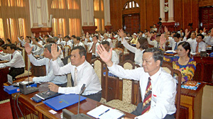 Đại biểu HĐND tỉnh khóa XV, nhiệm kỳ 2011-2016 biểu quyết thông qua các Nghị Quyết của kỳ họp lần thứ nhất.