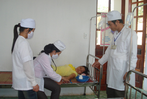 Cán bộ trạm y tế xã Vĩnh Đồng không ngừng nâng cao trình độ chuyên môn nghiệp vụ chăm sóc sức khỏe nhân dân.