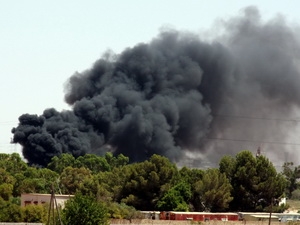 Khói bốc lên sau cuộc không kích của NATO tại Tajura, ngoại ô Tripoli ngày 1/7. (Nguồn: THX/TTXVN)