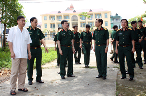 Trung tướng Phạm Xuân Hùngcùng các đồng chí lãnh đạo thăm cơ sở vật chất của Trung tâm nghề và giới thiệu việc làm (Bộ CHQS tỉnh)