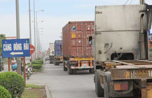 Xe container vận chuyển hàng hóa tại cảng Hải Phòng. 
