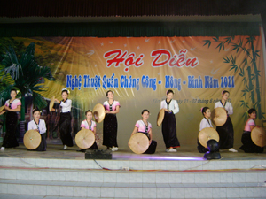 Tiết mục múa của đội văn nghệ quần chúng thị trấn Hàng Trạm tại hội diễn NTQC công – nông – binh huyện Yên Thủy năm 2011.