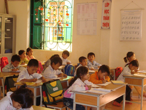 Hàng năm tỉnh ta đã huy động được 100% trẻ em trong độ tuổi đến trường góp phần nâng cao chất lượng nguồn nhân lực cho địa phương. ( Trong ảnh: xã Xuân Phong (Cao Phong) quan tâm công tác GD&ĐT).