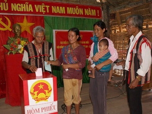 Cử tri người dân tộc Ba Na bầu cử tại tổ bầu cử số 7, phường Thống Nhất, thành phố Kon Tum, tỉnh Kon Tum.