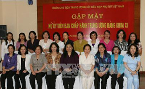 Các nữ ủy viên BCH Trung ương Đảng khóa XI tại buổi gặp mặt.
