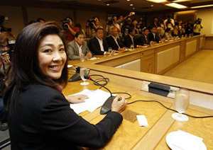 Bà Yingluck trong cuộc họp với nhóm kinh tế của bà tại trụ sở đảng Puea Thái ở Bangkok hôm qua.