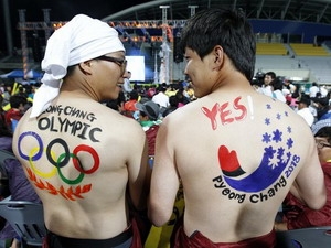 Các sinh viên Hàn Quốc ăn mừng chiến thắng của Pyeongchang (Nguồn: Reuters)