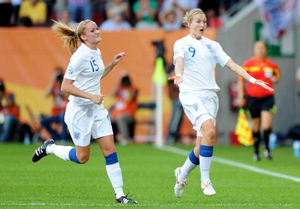 Niềm vui của tiền đạo Ellen White (phải, đội tuyển Anh) sau khi ghi bàn vào lưới Nhật Bản.