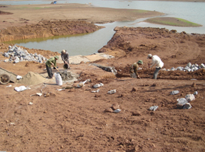 Nhiều công trình hồ chứa đang được khẩn trương thi công để phòng tránh mùa mưa lũ (ảnh công trình Hồ Cành, xã Bình Chân, huyện Lạc Sơn).