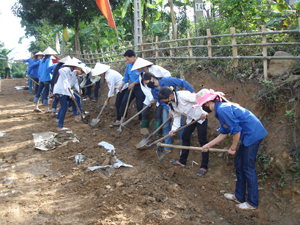 ĐVTN xã Nam Phong tham gia phát dọn vệ sinh đường làng, ngõ xóm trên địa bàn xóm Nam Thái.