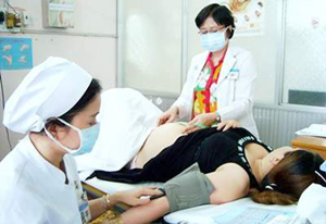 Thai phụ cần chủ động khám, xét nghiệm dự phòng lây truyền HIV từ mẹ sang con. Ảnh: CTV 

