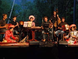 Các nghệ sĩ Việt Nam và Thụy Sĩ biểu diễn tại Liên hoan văn hóa dân tộc Obwalden. (Ảnh: Lê Thanh/Vietnam+)