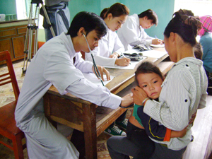 Trẻ em có hoàn cảnh khó khăn của xã Bao La (Mai Châu) được khám, chữa bệnh và cấp phát thuốc miễn phí trong đợt ra quân tình nguyện của đoàn TN khối các cơ quan tỉnh.