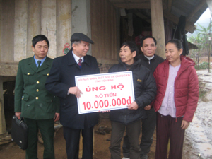 Gia đình nạn nhân Bùi Văn Bượng (xóm Ong 2, xã Nam Phong) được hỗ trợ 10 triệu đồng để làm nhà.
