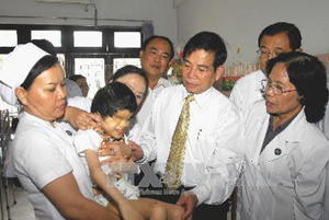 Chủ tịch nước Nguyễn Minh Triết đến thăm các cháu là nạn nhân chất độc da cam/điôxin tại Làng Hòa Bình ( Bệnh viện Từ Dũ ) ; thăm và làm việc với cán bộ, y bác sĩ Bệnh viện Từ Dũ. Ảnh:TTXVN 
