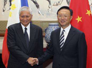 Ngoại trưởng Philippines Albert del Rosario (trái) và người đồng cấp Trung Quốc Dương Khiết Trì tại Bắc Kinh hôm qua.

