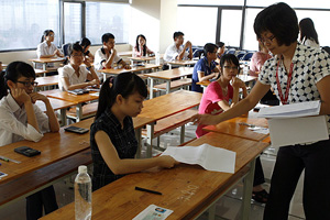 Cán bộ coi thi phát giấy thi cho thí sinh tại Hà Nội trong đợt 1 kỳ thi ĐH, CĐ 2011. (Ảnh: Hữu Nghị)
