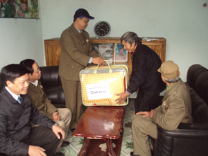 Hội CCB huyện Lương Sơn đến thăm hỏi, tặng quà gia đình có công với cách mạng ở xóm Om Làng, xã Cao Dương (Lương Sơn).