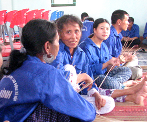 Các học viên tại Trung tâm Chữa bệnh - giáo dục - LĐXH tỉnh được học nghề mây - tre đan.
