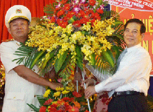 Chủ tịch nước Nguyễn Minh Triết trao tặng lẵng hoa chúc mừng ngày truyền thống lực lượng ANND cho Thiếu tướng Võ Thành Đức, Giám đốc Công an tỉnh
