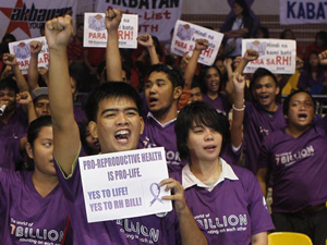 Giới trẻ Philippines tham gia một hoạt động nhân ngày Dân số Thế giới tại Manila hôm 11-7. Ảnh: Reuters
