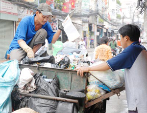 Thu gom rác dân lập tại quận 11 TPHCM. Ảnh: CAO THĂNG
