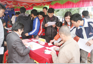 Thanh niên huyện Lạc Sơn tham gia tư vấn việc làm tại phiên giao dịch việc làm huyện Lạc Sơn.