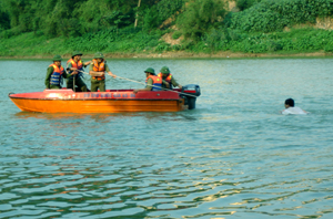 Lực lượng thường trưc PCLB, Ban CHQS huyện Lạc Thủy tổ chức diễn tập công tác cứu hộ cứu nạn trên sông Bôi.