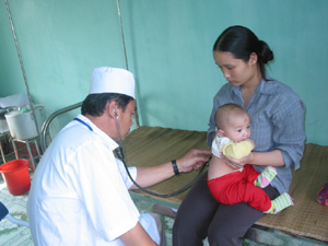 Cán bộ Trạm Y tế xã Cao Sơn (Đà Bắc)  chăm sóc sức khỏe ban đầu cho nhân dân.