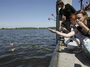 Hình ảnh tưởng niệm nạn nhân của vụ chìm tàu trên sông Volga hôm 12-7. Ảnh: AP