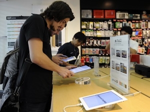 Khách hàng kiểm tra máy tính bảng iPad 2 tại cửa hàng ở Singapore. (Nguồn: AFP/TTXVN)