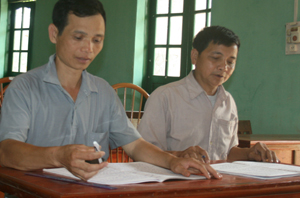 Ở tuổi 52, ông Bùi Văn Nế ( phải), xóm Khú, xã Ngọc Sơn (Lạc Sơn) tham gia lớp học văn hóa – nghề với mong muốn có kiến thức để làm việc và dạy dỗ con cháu.