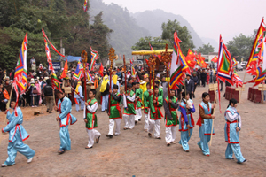 Lễ hội chùa Tiên, xã Phú Lão (Lạc Thủy) là một trong những hoạt động du lịch văn hóa, tín ngưỡng tổ chức hàng năm, thu hút hàng vạn du khách.