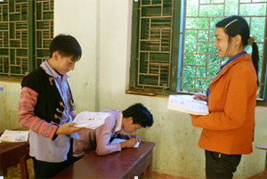 Một tiết học xóa mù chữ tại  trường PTCS Hang Kia ( Mai Châu)