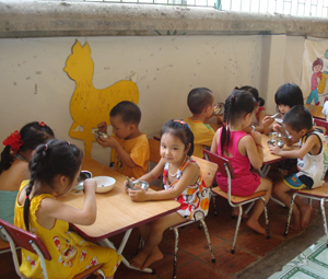 Trường mầm non Phương Lâm (TPHB) quan tâm chất lượng nuôi dưỡng trẻ, góp phần giảm tỷ lệ trẻ bị SDD trong trường học.
