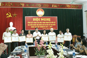 Lãnh đạo UBMTTQ tỉnh trao bằng khen của UBT.Ư MTTQ Việt Nam cho 9 tập thể có thành tích xuất sắc.