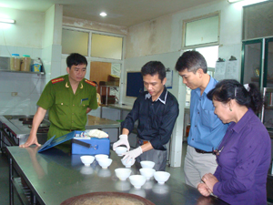 Đoàn kiểm tra liên ngành của tỉnh kiểm tra VSATTP tại cơ sở chế biến thực phẩm xã Vĩnh Tiến (Kim Bôi).