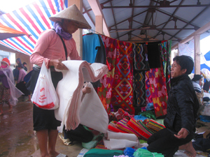 Chợ Lũng Vân là đầu mối giao thương hàng hóa  của bà con dân tộc 5 xã vùng cao Tân Lạc.
