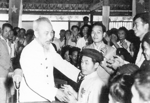 Tại Hội nghị Thanh niên xã hội chủ nghĩa khu Việt Bắc, Bác Hồ thăm hỏi chiến sĩ thi đua Phạm Trung Pồn bị mù cả hai mắt nhưng có nhiều sáng kiến cải tiến nông cụ (13/3/1960). ảnh: T.L