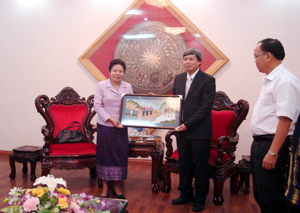 Đồng chí Trần Đăng Ninh, Phó Chủ tịch UBND tỉnh tặng quà lưu niệm cho Đại sứ đặc mệnh toàn quyền nước Lào.