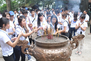 Thanh niên, sinh viên Việt kiều dự Trại hè Việt Nam 2011 dâng hương tại Đền Hùng.