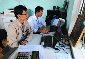 Cán bộ  Hội CCB  xã Pù Bin  (Mai Châu)  tích cực  ứng dụng  CNTT vào công việc.