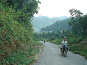Tuyến đường thị trấn Đà Bắc - Hiền Lương - Vầy Nưa - Tiền Phong tạo điều kiện cho xã Hiền Lương phát triển kinh tế và các mục tiêu XDNTM.