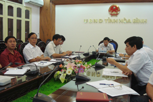 Đồng chí Bùi Văn Cửu, Phó Chủ tịch TT UBND tỉnh và lãnh đạo các sở, ngành trong tỉnh tham gia điểm trực tuyến Hòa Bình.