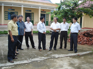 Đồng chí Hoàng Minh Tuấn, Trưởng Ban Tổ chức Tỉnh ủy (ngoài cùng bên phải) và đoàn công tác đi kiểm tra hiệu quả sử dụng nguồn vốn Nghị quyết số 37 tại trường PTCS xã Liên Hòa.