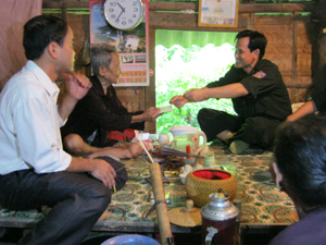 Đoàn thanh niên Đội CSĐN thăm hỏi và tặng quà cho gia đình ông Bùi Quốc Bồi, xóm Vai Đào, xã Cao Răm (Lương Sơn).